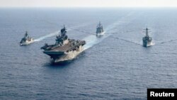 澳大利亚大型护卫舰HMAS Parramatta(左)和美国海军舰只在南中国海海域举行演习。(2020年4月18日)