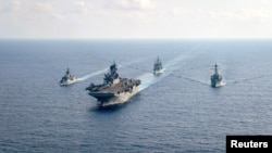 资料照片: 参加“铁拳24”的美国海军两栖攻击舰“美利坚号”(USS America)(中)2020年4月18日与澳大利亚大型护卫舰帕拉马塔号(HMAS Parramatta),邦克山号航空母舰(USS Bunker Hill)和巴里号驱逐舰(USS Barry DDG-52)在南中国海海域举行演习