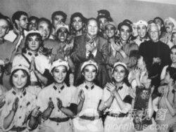 1964年10月8日,毛泽东、刘少奇等中国领导人观看《红色娘子军》,并与演员合影。后来的文革中,有大字报批判主要演员白淑湘说,毛主席和刘少奇接见演员时,别人喊毛主席万岁,而白淑湘喊刘主席万岁