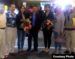 熊焱和支持者在拉斯维加斯机场(汪岷提供)