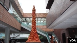 位于港大校园内的国殇之柱(美国之音记者申华拍摄)