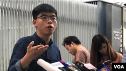 香港众志秘书长黄之锋2019年10月24日在立法会前举行记者会,要求立刻确认他的区议会候选人资格。