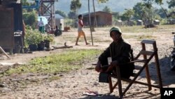 ဝိုင်းမော်စစ်ရှောင်စခန်းတခုတွင် ရေဒီယိုနားထောင်နေသည်ကိုတွေ့ရစဉ်