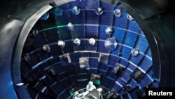 位于美国加利福尼亚州利弗莫尔的劳伦斯·利弗莫尔国家实验室的国家点火设施的目标湾。(路透社照片)