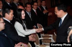 张慧君和李克强握手的照片