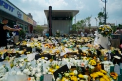 河南郑州市民在地铁5号线站台前给洪灾死难者献的鲜花。(2021年7月27日)