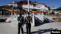 资料照:中国士兵在拉萨布达拉宫前举行换岗仪式。(2020年10月15日)