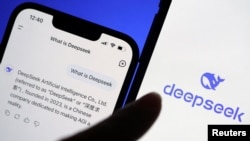 资料图片: DeepSeek的标志与其人工智能助手应用程序一起显示在手机上。(2025年1月28日)