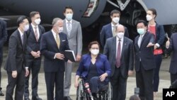 台湾外交部长吴钊燮(右二)欢迎美国参议员特拉华州民主党参议员克里斯托弗·库恩斯,外交关系委员会成员,伊利诺伊州民主党参议员塔米·达克沃思和阿拉斯加共和党参议员丹·沙利文, 军事委员会成员于2021年6月6日星期日抵达台湾台北松山机场。 三名美国参议员抵达台湾会见政府高级官员,并在旅途中讨论美台关系等问题。 (美联社)