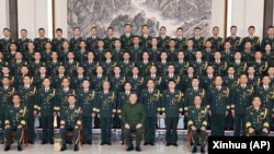 资料照片:中共总书记、中共中央军委主席习近平2024年12月12日与驻澳门特别行政区的中国人民解放军(解放军)军人代表合影。