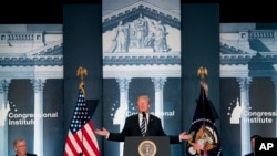 川普总统在共和党议员在西维吉尼亚州格林布赖尔度假地举行的会议上发表讲话。坐在他左右的分布为参议院多数党领袖麦康奈尔和众议院议长瑞安。（2018年2月1日）