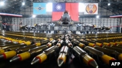 一架美制F-16V 战机及相关军备在台湾南部嘉义的一个军事基地展示。(2020年1月15日)