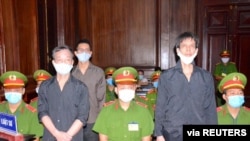 Các thành viên Hội nhà báo Độc lập Việt Nam từ trái sang: Nguyễn Tường Thụy, Lê Hữu Minh Tuấn, và Phạm Chí Dũng tại phiên tòa ngày 5/1/2021.