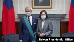 台湾总统蔡英文10月7日在台北颁授法国参议院友台小组主席李察“特种大绶卿云勋章” (台湾总统府提供)