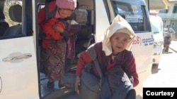 ရှမ်းမြောက်တိုက်ပွဲကြောင့် ဘေးလွတ်ရာထွက်ပြေးလာခဲ့ကြတဲ့ ဒေသခံတချို့။ (ဓာတ်ပုံ - အိုမ်တမာဝ် - လူမှုကူညီရေးအသင်း - ဒီဇင်ဘာ ၂၉၊ ၂၀၂၀)