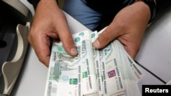 Фото для ілюстрації: російський рубль, 2014 рік. REUTERS/Ілья Наймушин