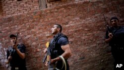 အီဂျစ်လုံခြုံရေးရဲများကို Cairo တွင်တွေ့ရစဉ်