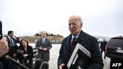 သမ္မတ Joe Biden မေရီလန်းပြည်နယ် Hagerstown ကနေ မထွက်ခွါခင် လေဆိပ်မှာ ဂါဇာအရေးနဲ့ပတ်သက်လို့ သတင်းထောက်တွေနဲ့တွေ့ဆုံဖြေကြားစဥ်။ (မတ် ၅၊ ၂၀၂၄)