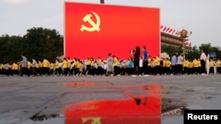 北京天安门广场竖立的电子屏幕上显示中共党旗。(2021年7月1日)