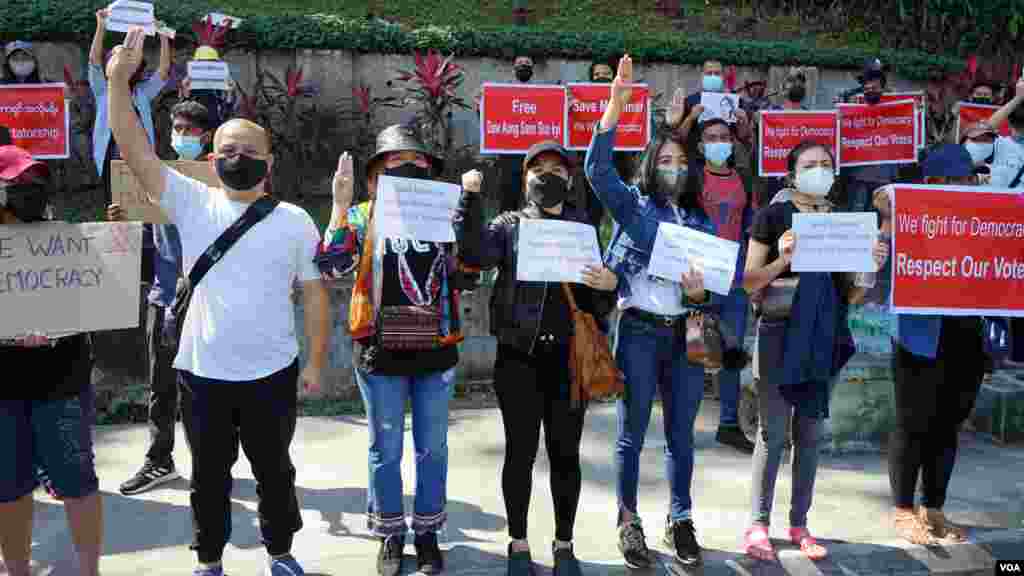 ရန်ကုန်မြို့ရှိ အမေရိကန်သံရုံးရှေ့ စစ်အာဏာသိမ်း ဆန့်ကျင် ဆန္ဒပြ မြင်ကွင်း။