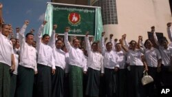 ရန်ကုန် ပြည်ခိုင်ဖြိုးပါတီ ဖွင့်ပွဲအခမ်းအနားတွင် ပါတီဝင်များကို တွေ့ရစဉ် (သြဂုတ်လ ၂၀ ရက်၊ ၂၀၁၀)