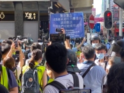 香港警察6月28日下午在旺角登打士街一带展开大围捕,包括大批在场采访的记者都被封锁拦截。 (美国之音/汤惠芸)
