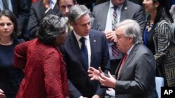 美国国务卿布林肯和常驻联合国代表托马斯-格林菲尔德同联合国秘书长古特雷斯在安理会上交谈。(2023年10月24日)