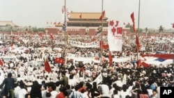 1989年5月17日,中国北京天安门广场上成千上万名民主示威者。图片来源: 美联社