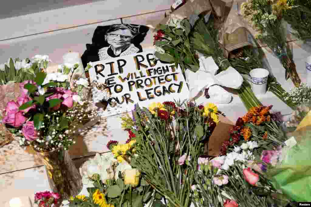 2020年9月18日,美国首都华盛顿最高法院外,人们聚在一起悼念最高法院大法官的鲁思·拜德·金斯伯格。(路透社图片)