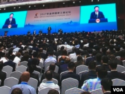 在厦门金砖峰会的金砖国家工商论坛开幕式上,中国主席习近平致辞(2017年9月3日,美国之音叶兵拍摄)