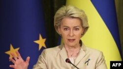 Президентка Єврокомісії Урсула фон дер Ляєн у Києві пообіцяла допомогу Україні та нові санкції проти Росії. Anatolii STEPANOV/AFP