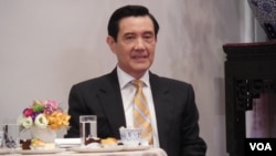 台湾总统马英九5月18日在总统府举办的就职7周年茶叙会上听取中外媒体提问 (美国之音赵婉成)