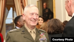 海军陆战队上将马蒂斯2013年4月4日出席退役招待会(美国海军陆战队照片)