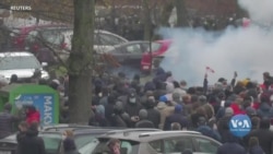 Влада Білорусі залишає за ґратами десятки журналістів, затриманих під час протестів цієї неділі. Відео