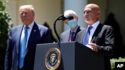 Cố vấn trưởng Operation Warp Speed, Bác sĩ Moncef Slaoui.