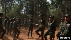 缅族人民解放军新兵在缅甸克伦邦地区的一个营地参加训练。(路透社:2024年3月6日)