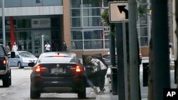 2015年6月17日,一组中国公民在宾西法尼亚州匹茨堡的联邦法庭过堂后跳入车内匆匆离开。一些中国公民被控以考试作弊手段骗取签证,其中一人已经认罪并被判缓刑和驱逐出境。