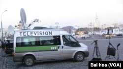 资料照片: 今日俄罗斯电视台的车辆停在克里姆林宫墙外和莫斯科红场旁。美国之音白桦拍摄