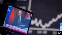 Російський канал НТВ транслює пропагандистські заяви, згідно з якими поділ Польщі є "національною розвагою Росії та Німеччини". AP Photo/Michael Probst
