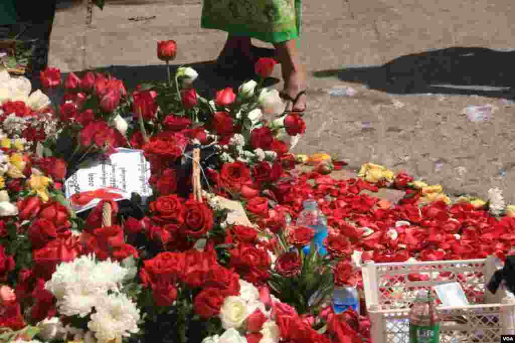 ရန်ကုန် ဆန္ဒပြပွဲအတွင်း သေနတ်ထိမှန်သေဆုံးသူများကို ၎င်းတို့ ကျဆုံးခဲ့ရာနေရာများမှာ ပန်းစည်း ပန်းခြင်းများနဲ့ အောက်မေ့ဂုဏ်ပြုခဲ့ကြတဲ့ မြင်ကွင်း။ (မတ် ၀၁၊ ၂၀၂၁)