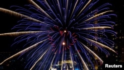 曼谷招披耶河上空的迎新烟火。(2021年1月1日)