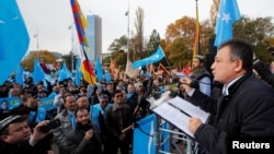 上千名来自世界各地的维吾尔人在日内瓦举行游行集会抗议中国当局在新疆的政策 (2018年11月6日)