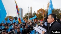 上千名来自世界各地的维吾尔人在日内瓦举行游行集会抗议中国当局在新疆的政策 (2018年11月6日)