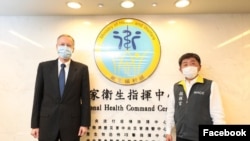 美国在台协会处长郦英杰(左)2020年4月1日拜访台湾中央流行疫情指挥中心指挥官,台湾卫生福利部部长陈时中(AIT 脸书)