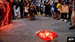 ရန်ကုန်တွင် တရုတ်နိုင်ငံအလံကို မီးရှို့ကန့်ကွက်ဆန္ဒပြခဲ့ကြစဉ် (ဧပြီ ၉ ၊ ၂ဝ၂၁) ဓါတ်ပုံ AFP