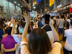 参与中环流水式游行人士高举反送中运动”五大诉求、缺一不可”的手势 (美国之音/汤惠芸)