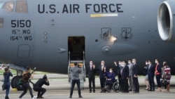 美国伊利诺伊州民主党参议员塔米·达克沃思、阿拉斯加州共和党参议员丹·沙利文和特拉华州民主党参议员克里斯托弗·库恩斯搭乘美国空军现役C-17A战略运输机抵达台北。(2021年6月6日)