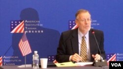 美国在台协会台北办事处处长郦英杰2019年11月22日在内湖新馆举行的记者会上答问。(美国之音齐勇明拍摄)