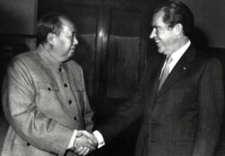 1972年2月21日,美国总统尼克松和毛泽东在北京握手