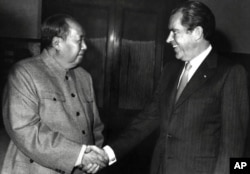 历史照片:美国总统尼克松和毛泽东在北京握手。(1972年2月21日)